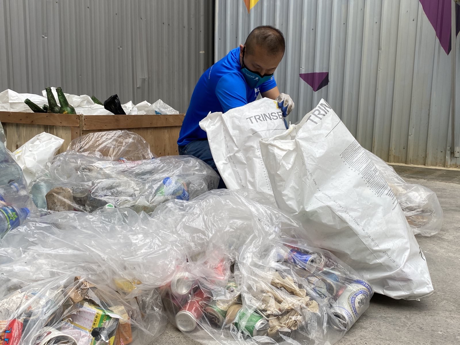 Eco-Rangers collaborated with Seal Eco Advance Limited, a local recycling factory, and its recycling network to collect recyclables and recycle them into useful and sustainable raw materials and products.